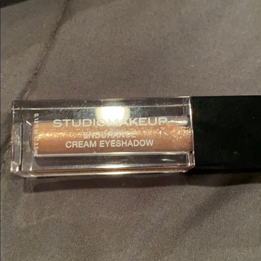 Studio makeup Endurance cream eyeshadow